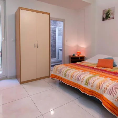 Penzion Pleasant Oriana Near The Sea-pula 3*