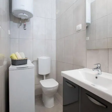 Pleasant Oriana Near The Sea-pula 3*