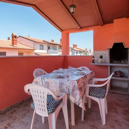 Pleasant Oriana Near The Sea-pula