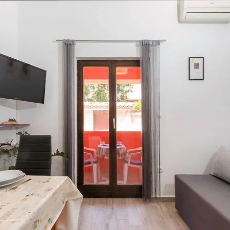 Pleasant Oriana Near The Sea-pula Pensionat 3*