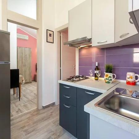 Pleasant Oriana Near The Sea-pula Pula