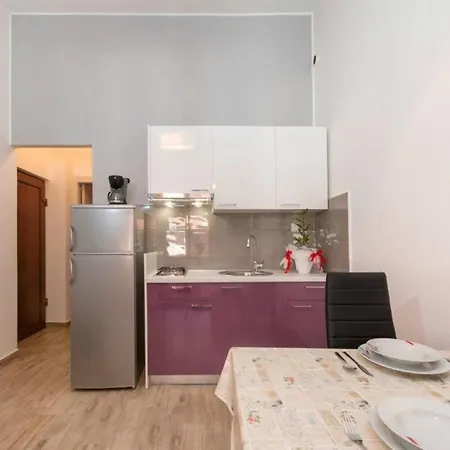 Pleasant Oriana Near The Sea-pula Pensionat