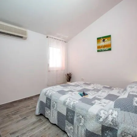 Pleasant Oriana Near The Sea-pula 3*