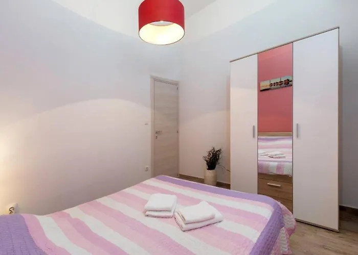 Pleasant Oriana Near The Sea-pula Pula