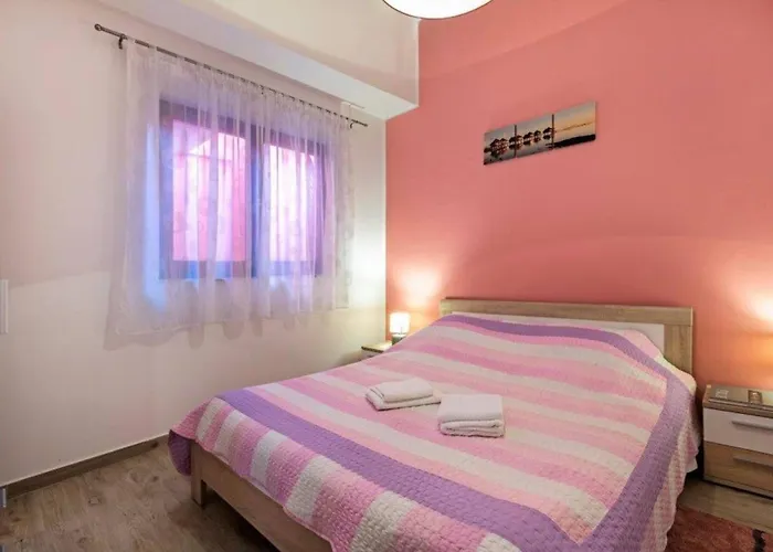 Pleasant Oriana Near The Sea-pula Πούλα