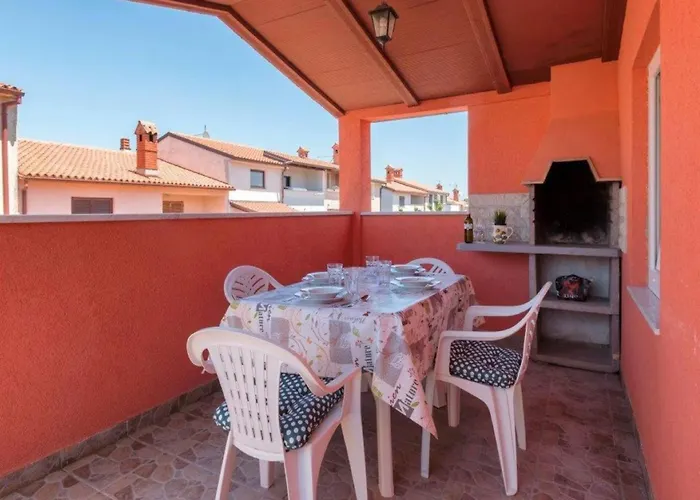 Pleasant Oriana Near The Sea-pula