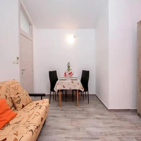 Pleasant Oriana Near The Sea-pula Gasthuis