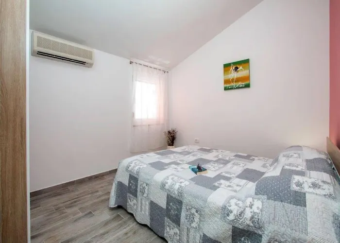 Pleasant Oriana Near The Sea-pula 3*